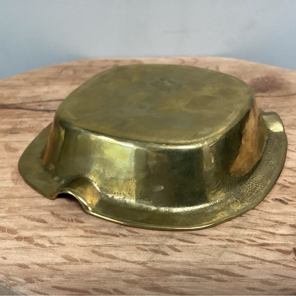 Vintage Solid Brass Ashtray - Unique Design - Beautiful Crafted of Solid Brass - Picture 10 of 11